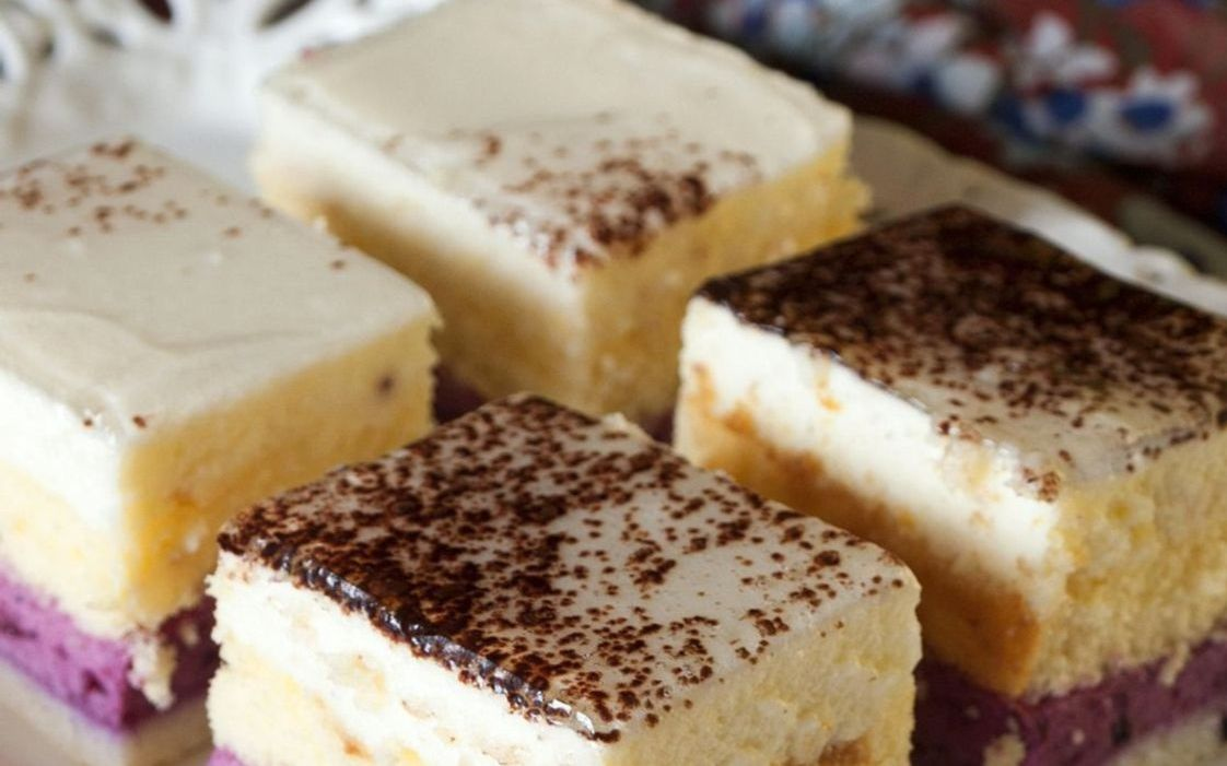Una barra de turrón artesanal con cobertura de chocolate crujiente